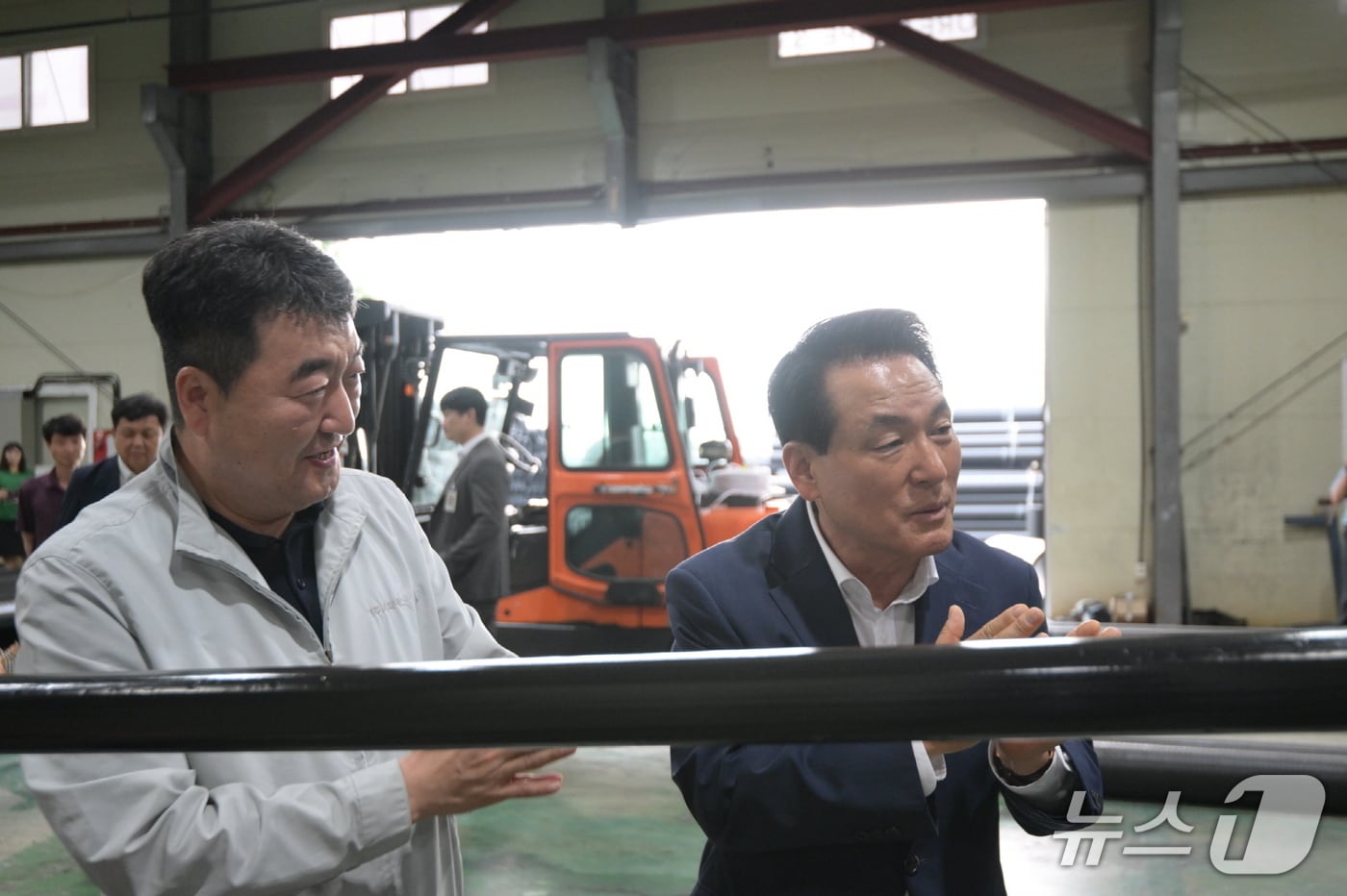 백성현 논산시장(오른쪽)이 관내 기업체를 방문해 운영 현장을 살펴보고 기업의 목소리를 듣는 시간을 가졌다. (논산시 제공.재판매 및 DB금지)/뉴스1