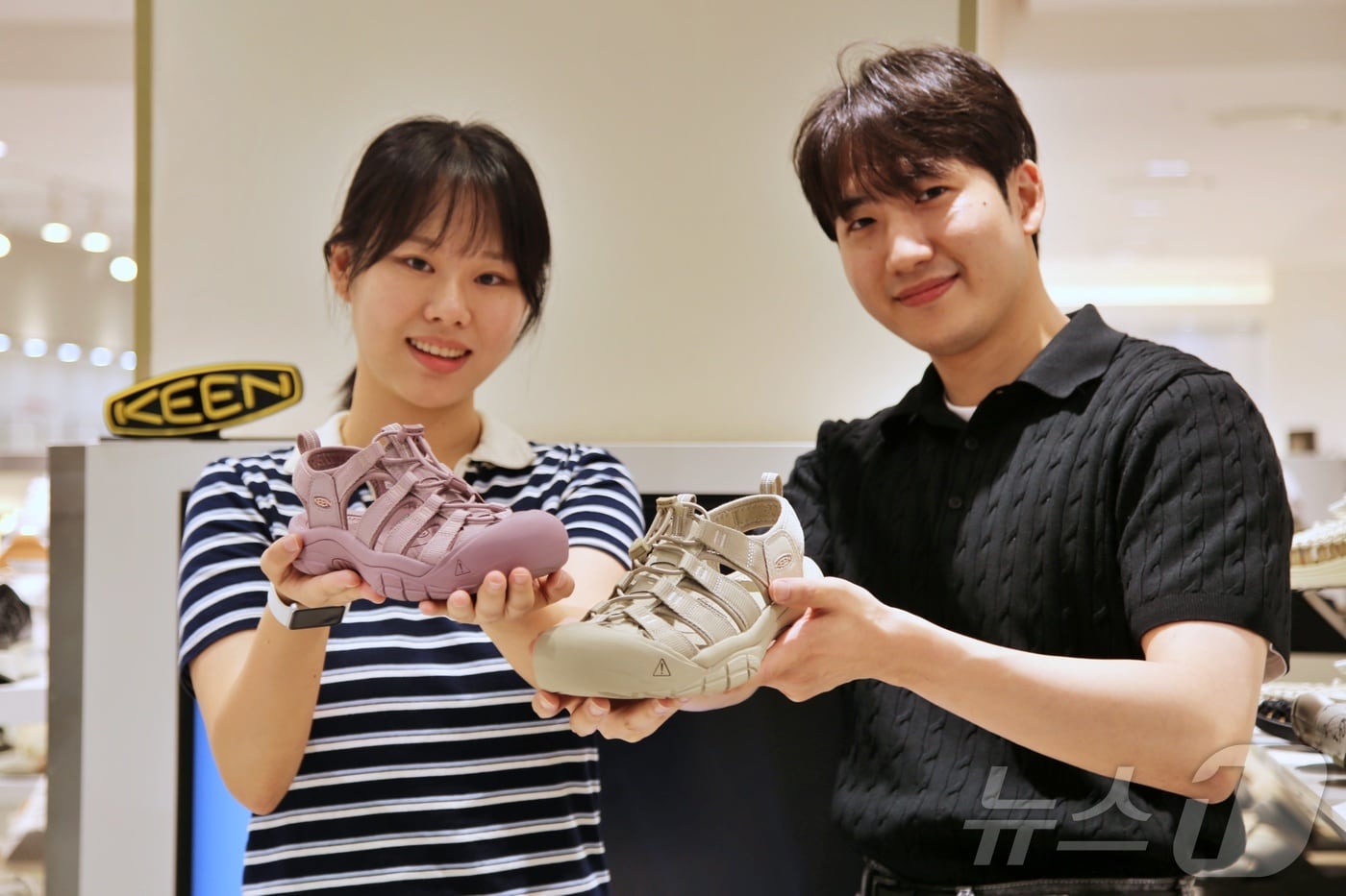 광주신세계 본관 3층 라움에디션 매장에서 직원들이 운동화 같은 샌들로 유명한 'KEEN'의 제품을 선보이고 있다.(광주신세계 제공. 재배포 및 DB 금지)