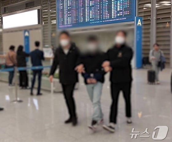 테러자금을 지원한 혐의를 받고 있는 20대 외국인이 대한민국으로 강제송환돼 지난해 인천공항을 통해 들어오고 있다.&#40;부산경찰청 제공 영상 갈무리. 재판매 및 DB 금지&#41;