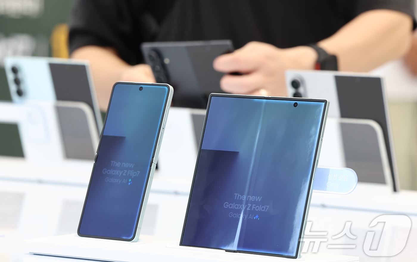 삼성전자의 새로운 폴더블폰 갤럭시Z7 시리즈의 예약 판매가 시작된 15일 서울 삼성 강남에서 고객들이 갤럭시Z7 시리즈 제품을 살펴보고 있다. 2025.7.15/뉴스1 ⓒ News1 김도우 기자
