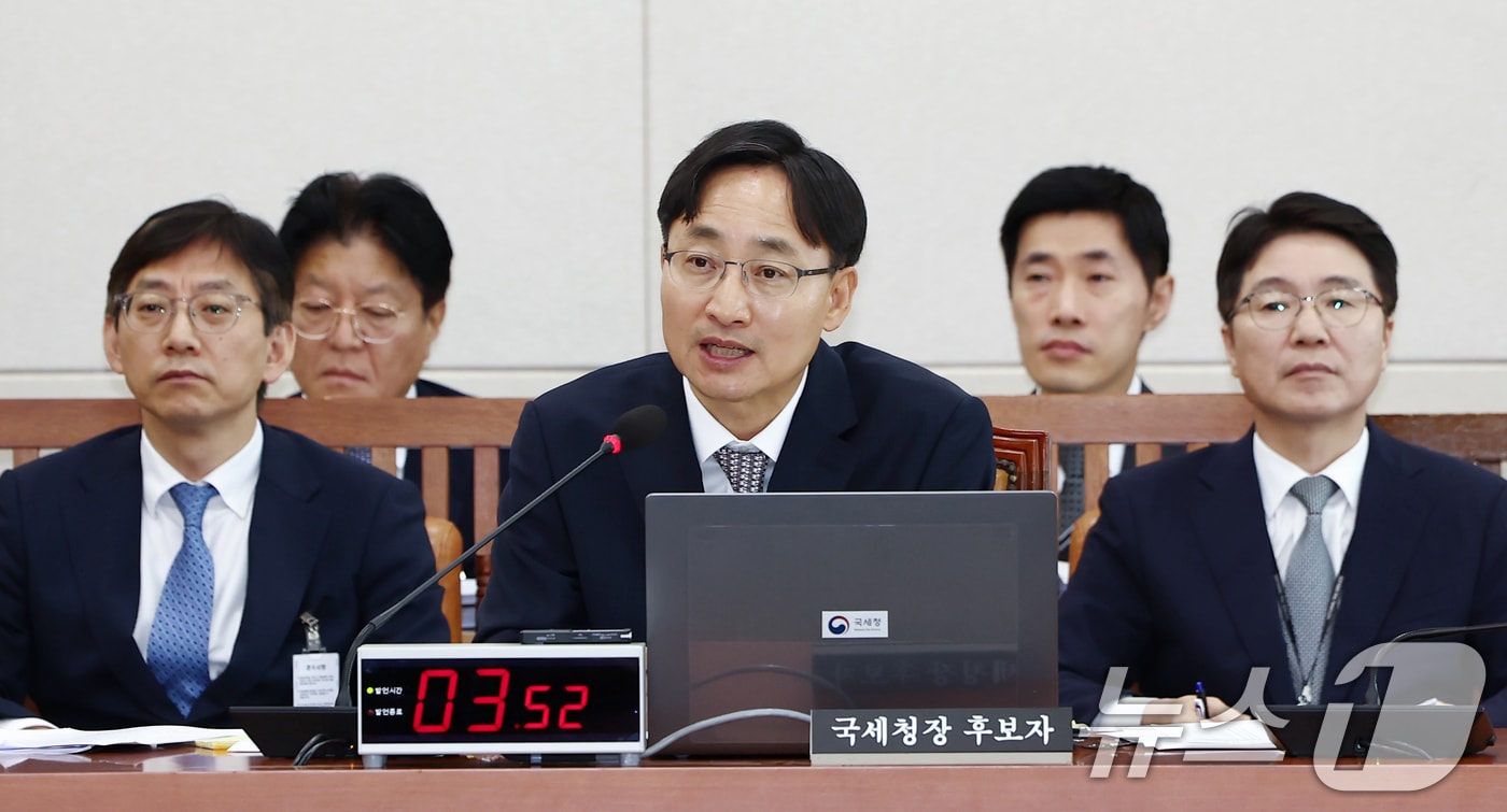 임광현 국세청장 후보자가 15일 오전 서울 여의도 국회 기획재정위원회에서 열린 국세청장 후보자 인사청문회에서 의원 질의에 답변하고 있다. 2025.7.15/뉴스1 ⓒ News1 김민지 기자