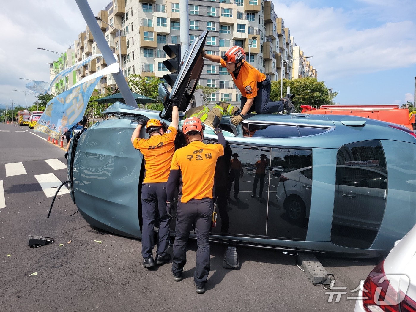15일 오전 제주시 연동 신시가지입구사거리에서 승용차와 충돌한 SUV가 전도돼 구조작업이 진행 중이다.(제주도소방안전본부 제공. 재판매 및 DB 금지도