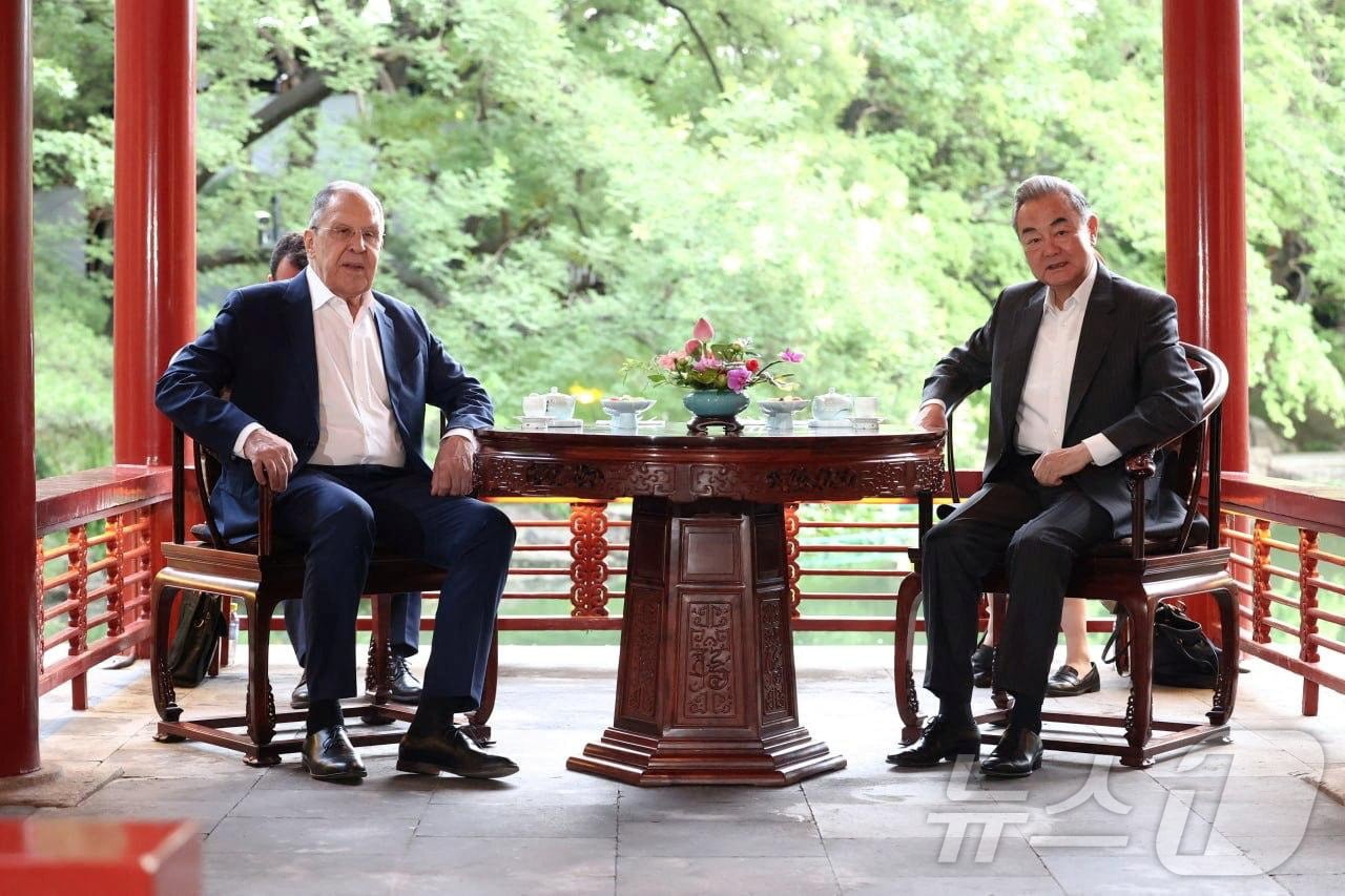 13일(현지시간) 중국 베이징에서 상하이협력기구(SCO) 외교장관 회의가 열린 가운데 세르게이 라브로프 러시아 외무장관(왼쪽)과 왕이 중국 외교부장이 회담을 진행하고 있다. (러시아 외무부 제공) 2025.07.13. ⓒ 로이터=뉴스1 ⓒ News1 윤다정 기자