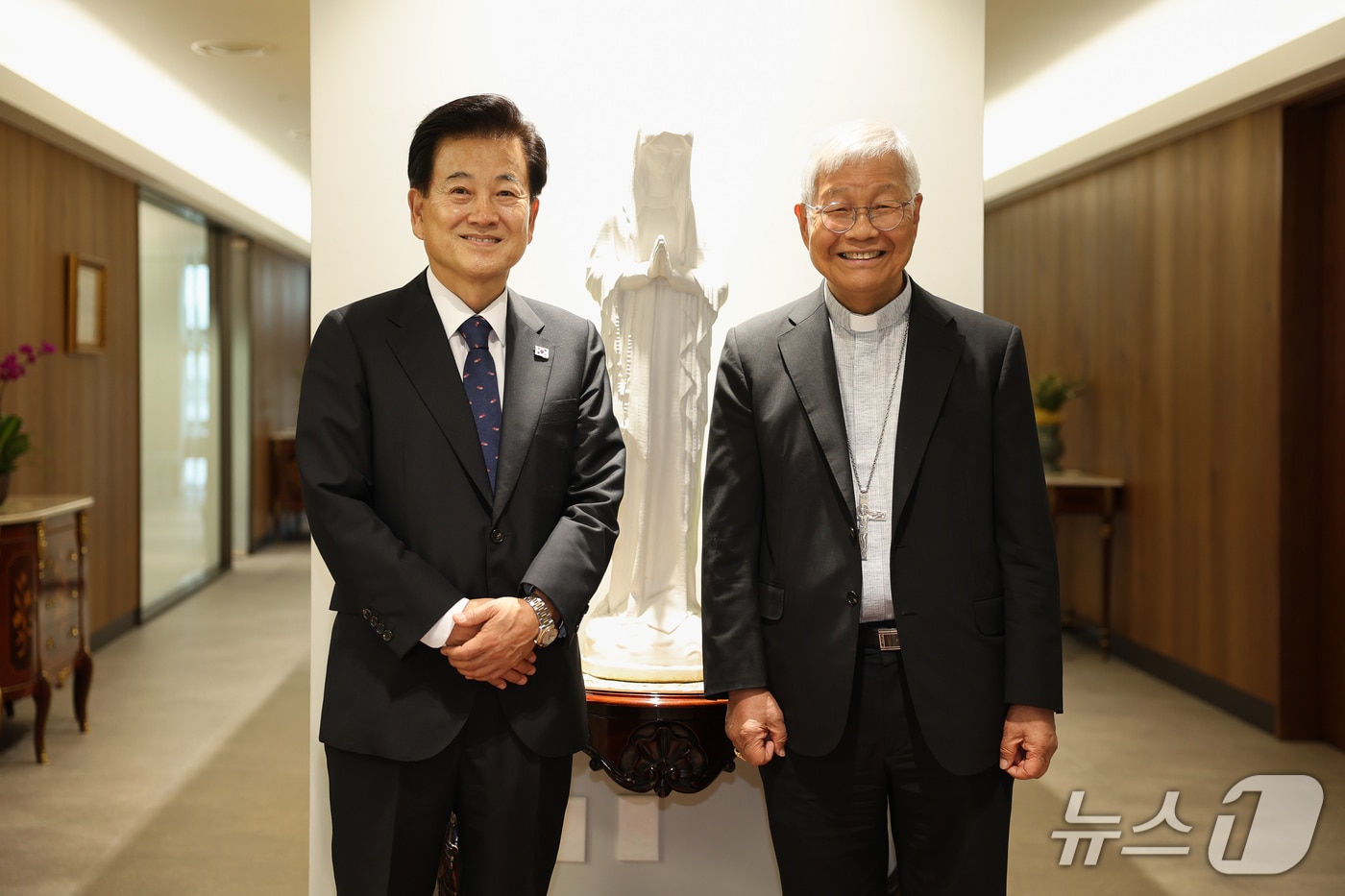 정동영 통일부 장관 후보자가 15일 주한 교황청대사관에서 유흥식 추기경을 접견했다.(정동영 의원실 제공).