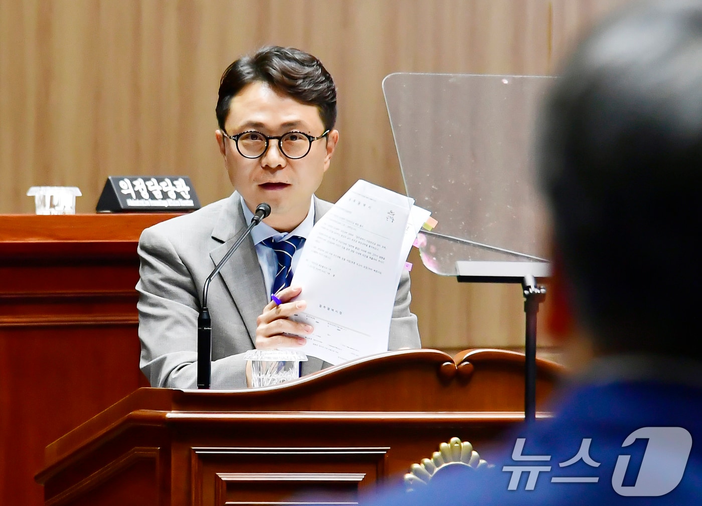 박수기 광주시의원이 15일 임시회 제3차 본회의에서 시정 질문을 통해 &#39;하남산단 1급 발암물질 지하수 오염&#39; 문제를 지적하고 있다.&#40;광주시의회 제공. 재판매 및 DB 금지&#41; 2025.7.15/뉴스1