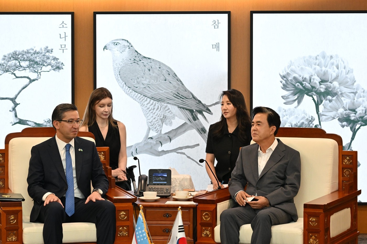  김태흠 충남지사(오른쪽)가 압두살로모프 알리쉐르 주한 우즈베키스탄 대사를 접견하는 모습.(충남도 제공. 재판매 및 DB금지)/뉴스1