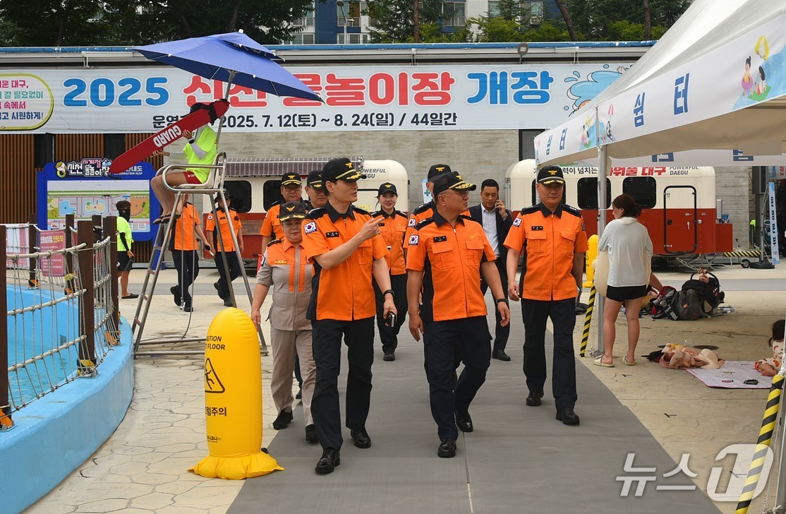 대구소방안전본부는 15일 여름 피서철을 맞아 다음 달 24일까지 '119시민수상구조대'를 운영한다고 밝혔다.  사진은 신천물놀이장을 점검하는 대구소방본부. (대구소방본부 제공. 재판매 및 DB 금지)/뉴스1
