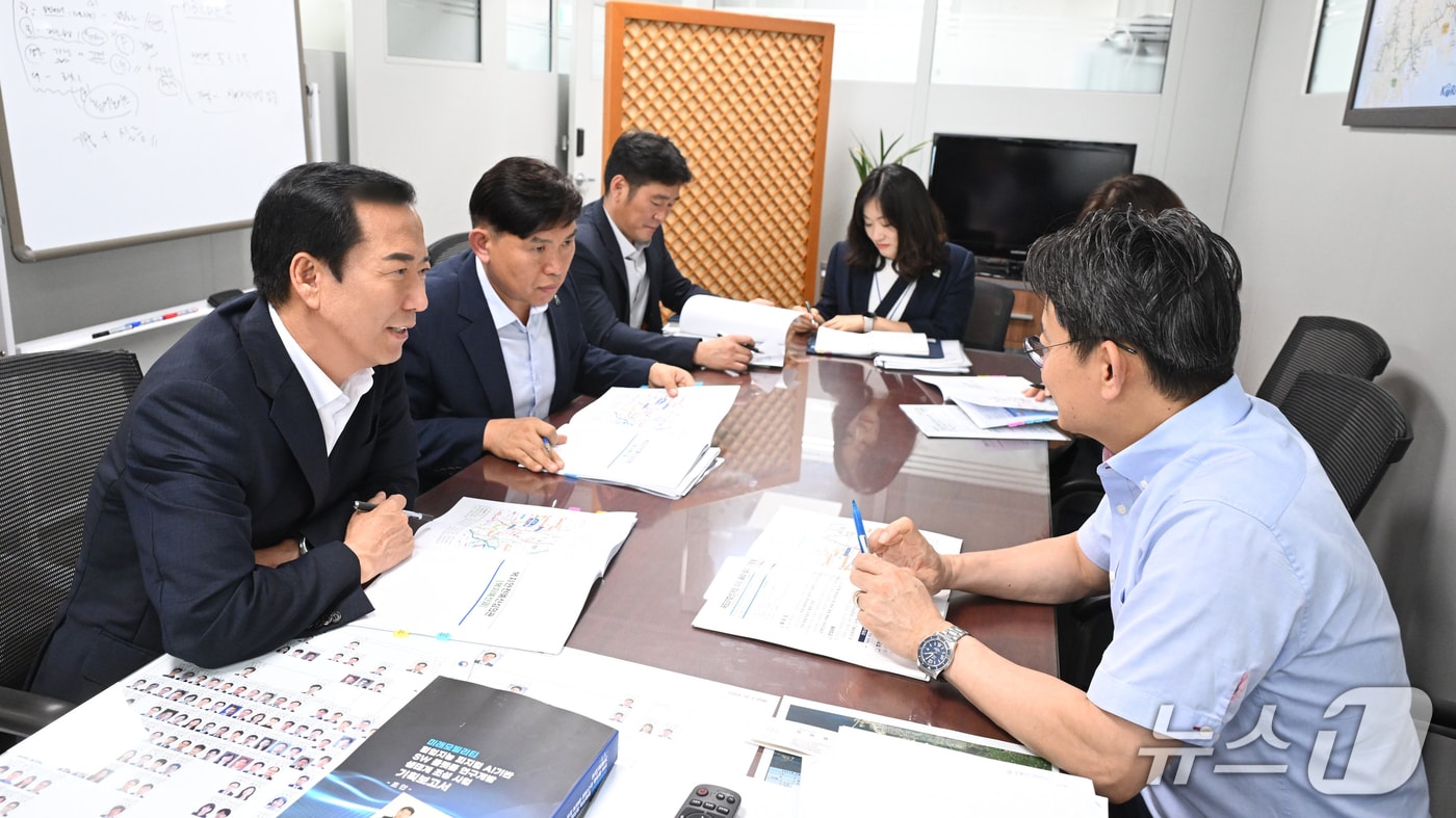 구인모 거창군수가 15일 기획재정부 경제예산심의과를 방문해 지역의 현안을 설명하고 있다&#40;거창군 제공. 재판매 및 DB금지&#41;.