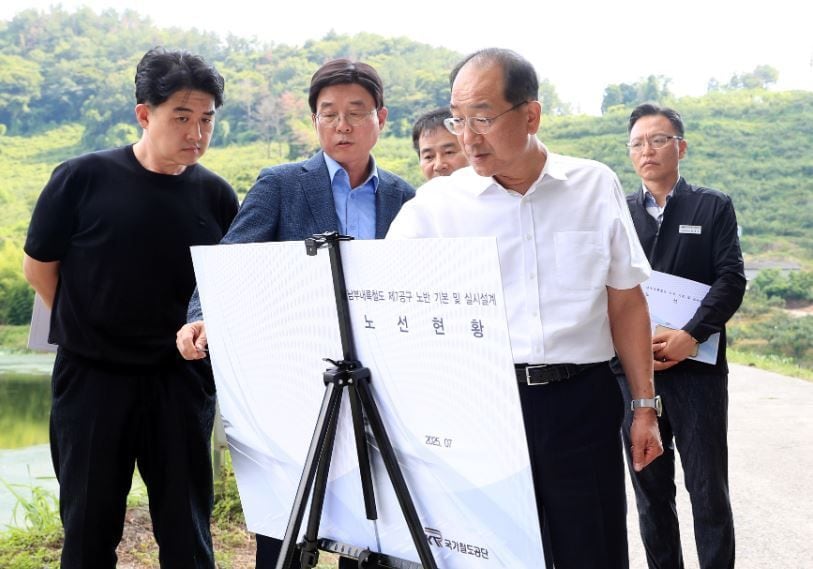 이성해 국가철도공단 이사장(오른쪽에서 2번째)이 남부내륙철도 건설사업 현장을 방문하고 있다.(국가철도공단 제공)