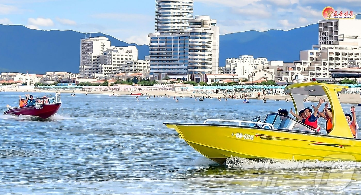 &#40;평양 노동신문=뉴스1&#41; = 북한 노동당 기관지 노동신문은 16일 원산 갈마해안관광지구를 찾은 주민들을 상세하게 보도했다. [국내에서만 사용가능. 재배포 금지. DB 금지. For Use Only in the Republic of Korea. Redistribution Prohibited] rodongphoto@news1.kr