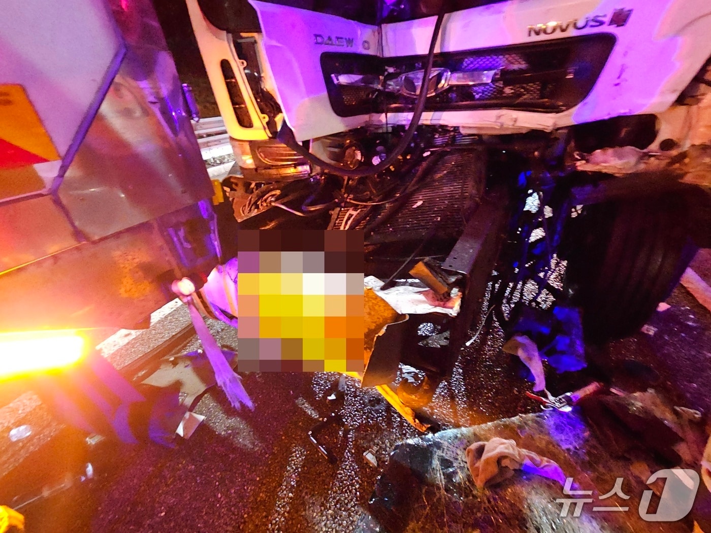 15일 오후 10시 6분쯤 충북 청주시 흥덕구 옥산면 경부고속도로 서울방향 옥산IC 인근에서 화물차 추돌사고가 발생해 1명이 숨졌다.(청주서부소방서 제공. 재판매 및 DB금지)/뉴스1