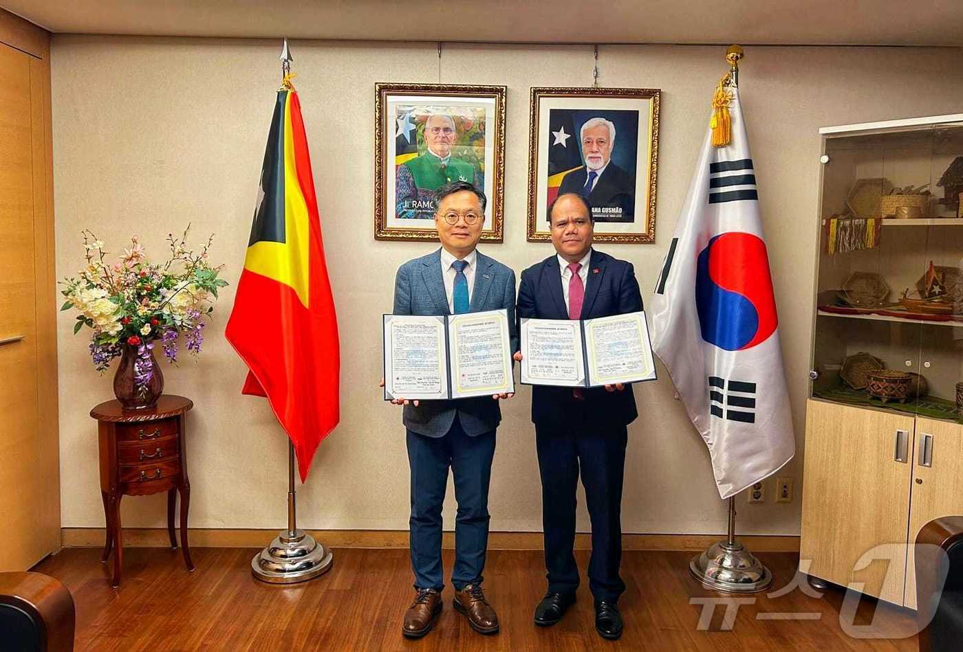 2026여수세계섬박람회 조직위원회는 15일 인도네시아 동부에 위치한 섬나라 동티모르와 섬박람회 참가 협약을 체결하고 기념사진을 찍고 있다.(여수시 제공. 재판매 및 DB 금지)