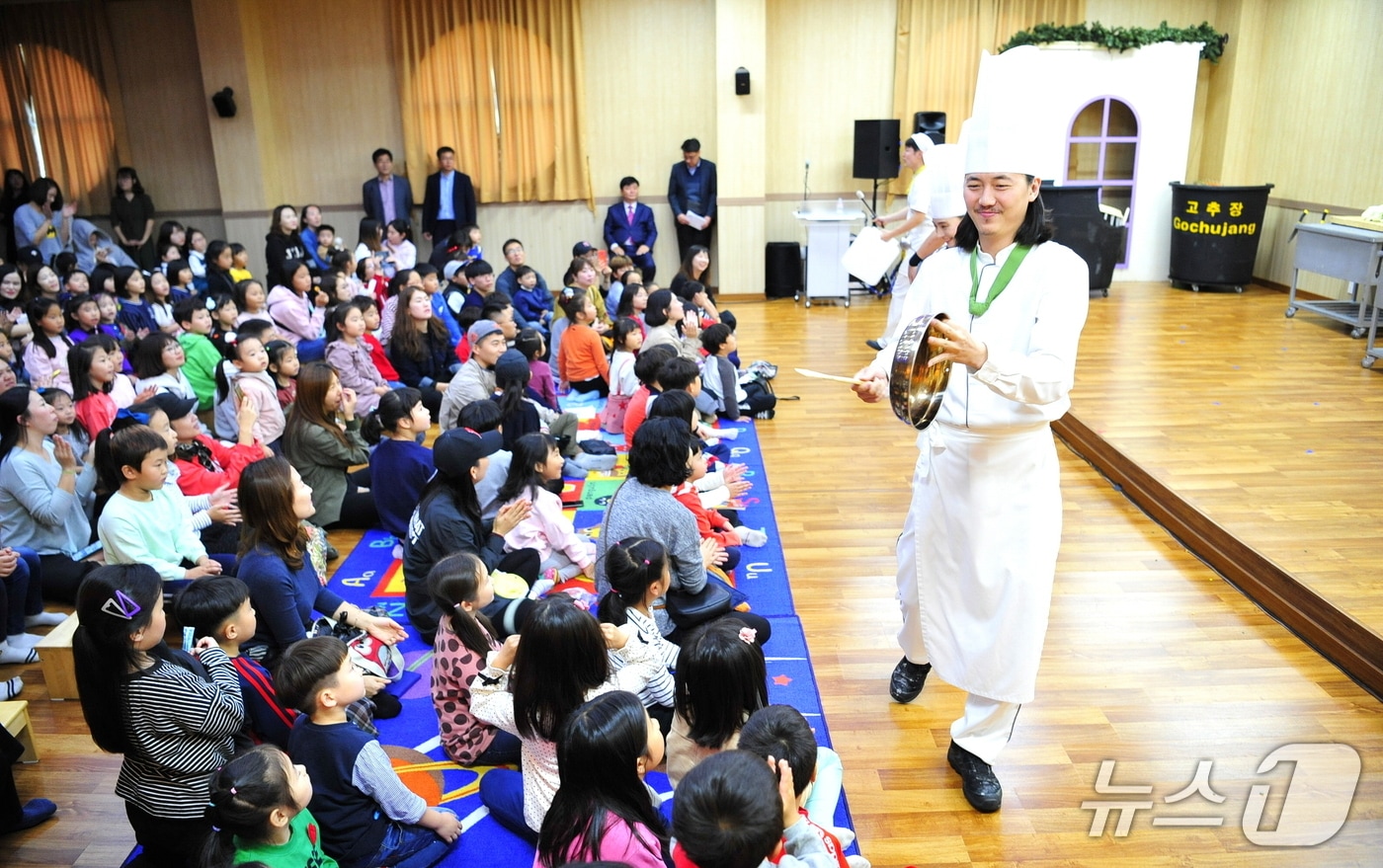 강원 화천어린이도서관 난타공연.(화천군 제공, 재판매 및 DB금지)