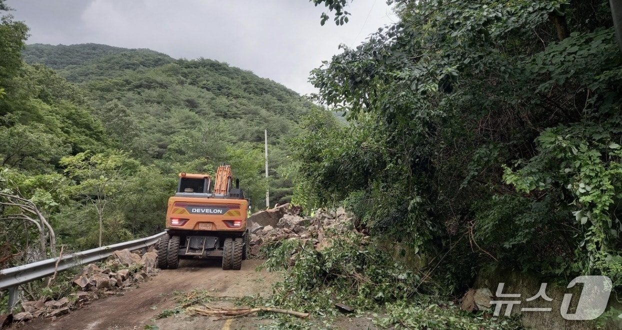 포항시 북구 죽장면의 한 지방도에서 발생한 산사태(포항북부소방서 제공)/뉴스1