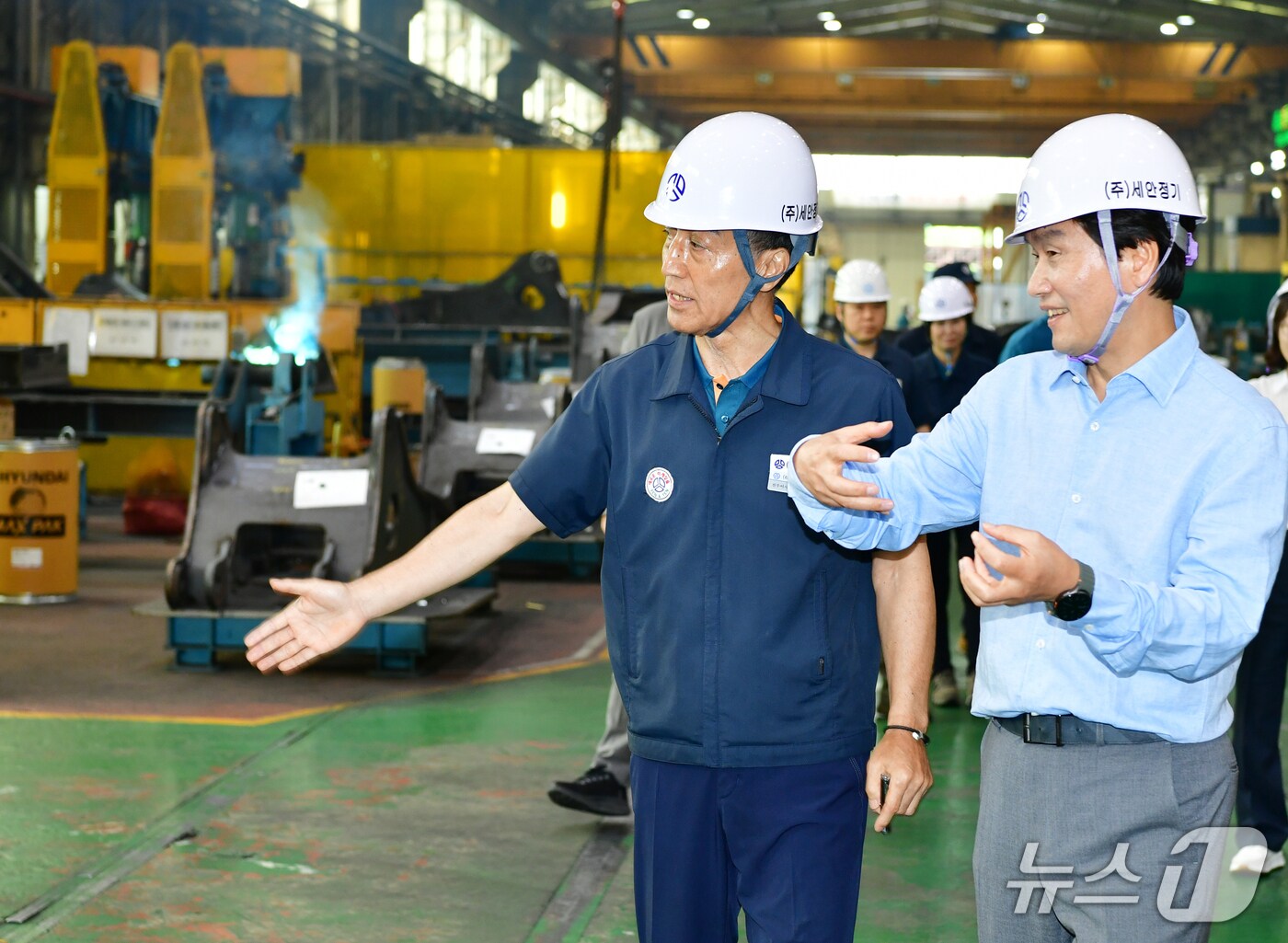 조현일 경산시장이 지난 15일 세안정기를 찾아 기업현장을 살펴보고 있다.(경산시 제공. 재판매 및 DB금지)/뉴스1
