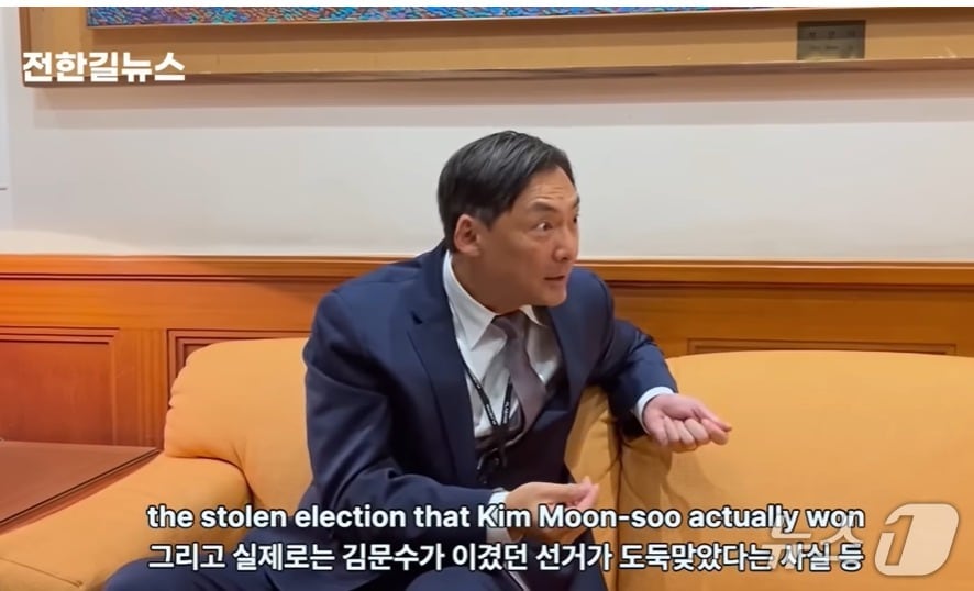 모스 탄 전 미국 국무부 국제형사법 대사가 지난 15일 유튜브 채널 '전한길 뉴스'에서 "윤석열 전 대통령이 굴욕적이고 부당한 대우를 받고 있다" "21대 대선은 도둑맞은 선거였다"는 주장을 펼쳤다. (유튜브 갈무리) ⓒ 뉴스1