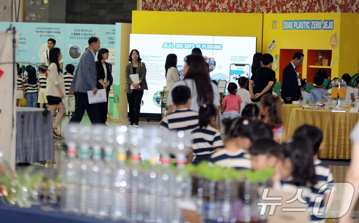 &#39;2025 제주국제환경플러스포럼&#39;이 열리고 있는 제주 서귀포시 중문동 제주국제컨벤션센터에서 아이들이 폐기물로 만든 작품을 관람하고 있다&#40;자료사진&#41;
