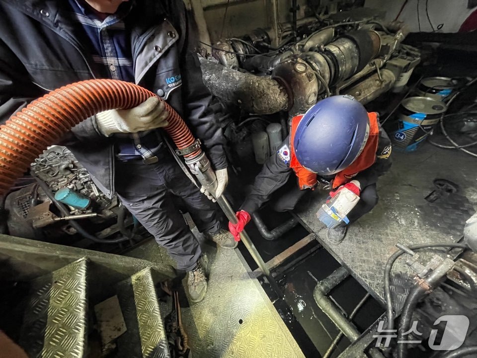 해경이 해양오염 취약선박에서 선저폐수를 이적하고 있다.(해양경찰청 제공. 재배포 및 DB금지) /뉴스1