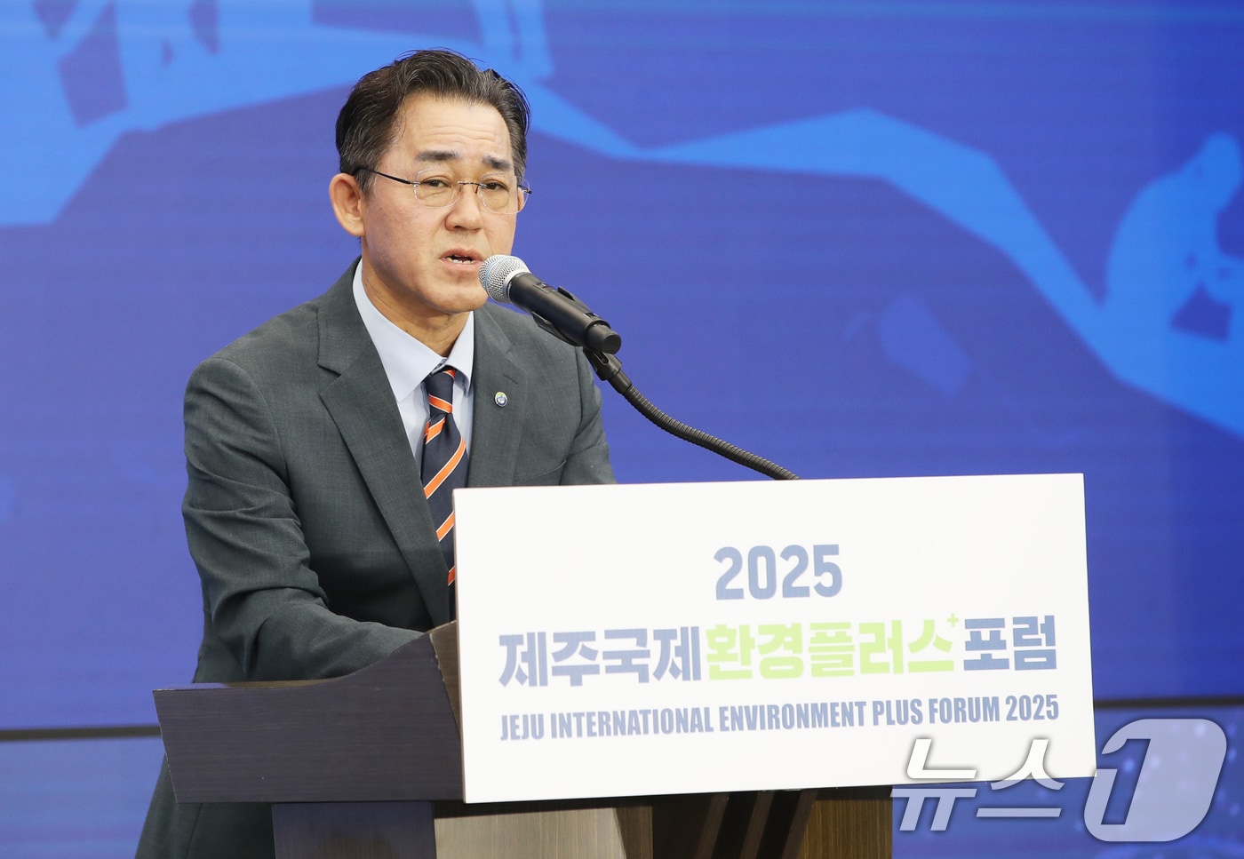 임상준 한국환경공단 이사장이 16일 제주 서귀포시 제주국제컨벤션센터에서 열린 2025 제주국제환경플러스포럼 개회식에서 환영사를 하고 있다. 환경부와 유네스코, 제주특별자치도가 주최하고 한국환경공단과 뉴스1, 제주국제컨벤션센터가 공동 주관으로 개최한 이번 포럼은 17일까지 열린다. 2025.7.16/뉴스1 ⓒ News1 오현지 기자