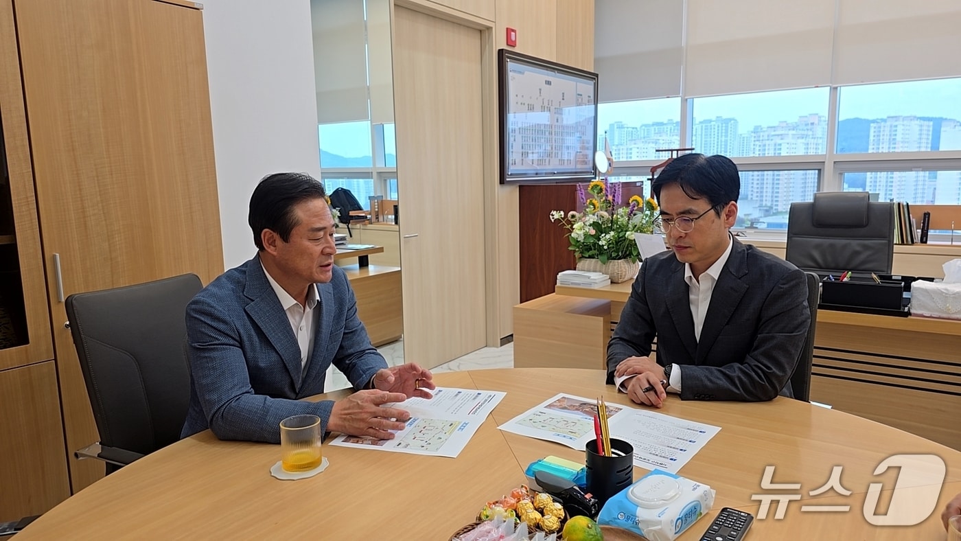 신영재 강원 홍천군수(사진 왼쪽)가 16일 세종 청사를 방문해 김민재 행안부 차관과 면담을 진행했다.(홍천군 제공. 재판매 및 DB금지)/뉴스1