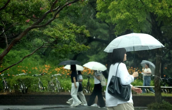 전북 전주시 전북대학교 캠퍼스에서 우산을 쓴 시민들이 발걸음을 재촉하고 있다. 2025.7.16 ⓒ 뉴스1 유경석 기자
