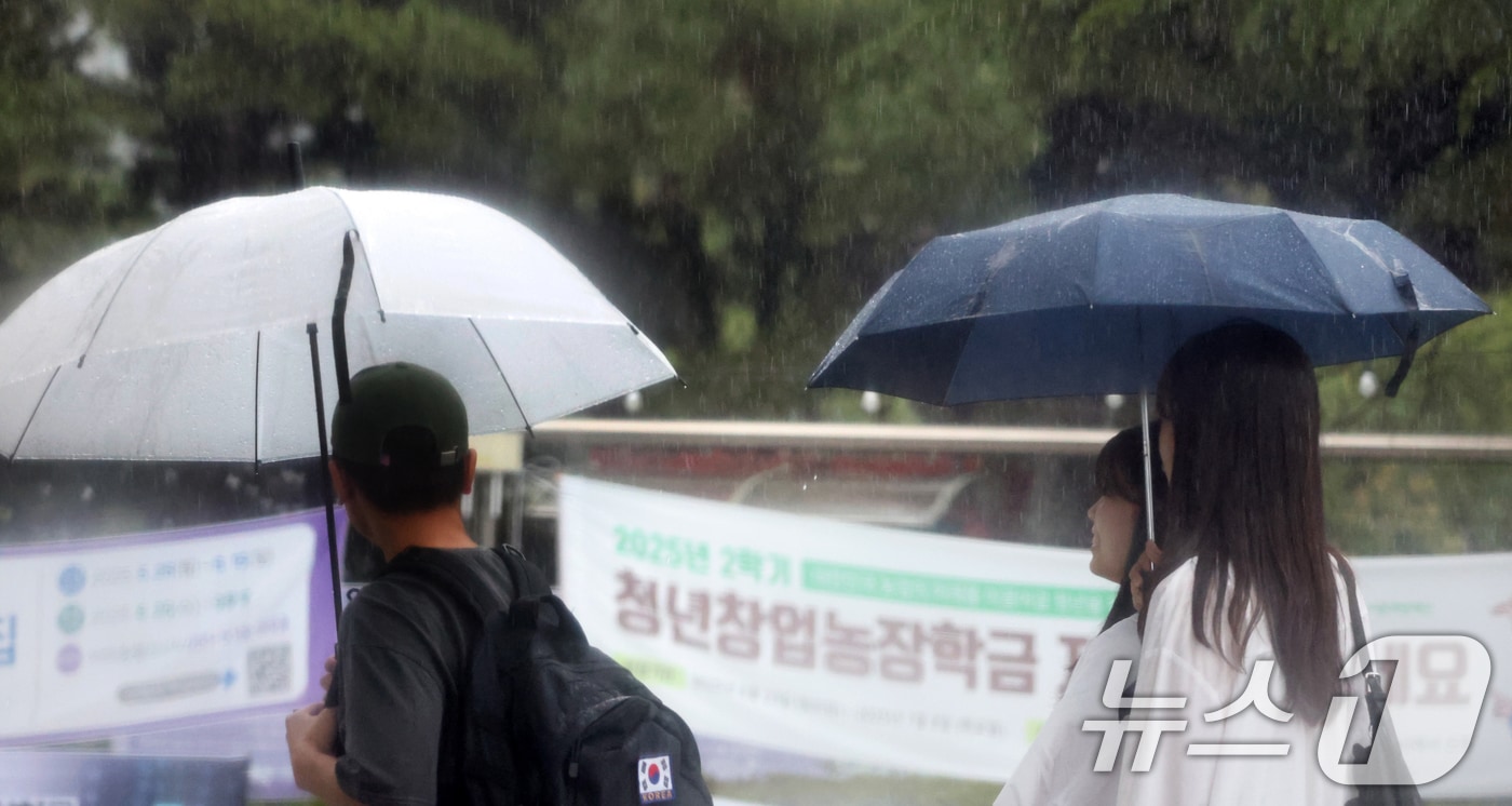 비가 내린 16일 전북 전주시 전북대학교 캠퍼스에서 우산을 쓴 시민들이 발걸음을 재촉하고 있다. 2025.7.16/뉴스1 ⓒ News1 유경석 기자