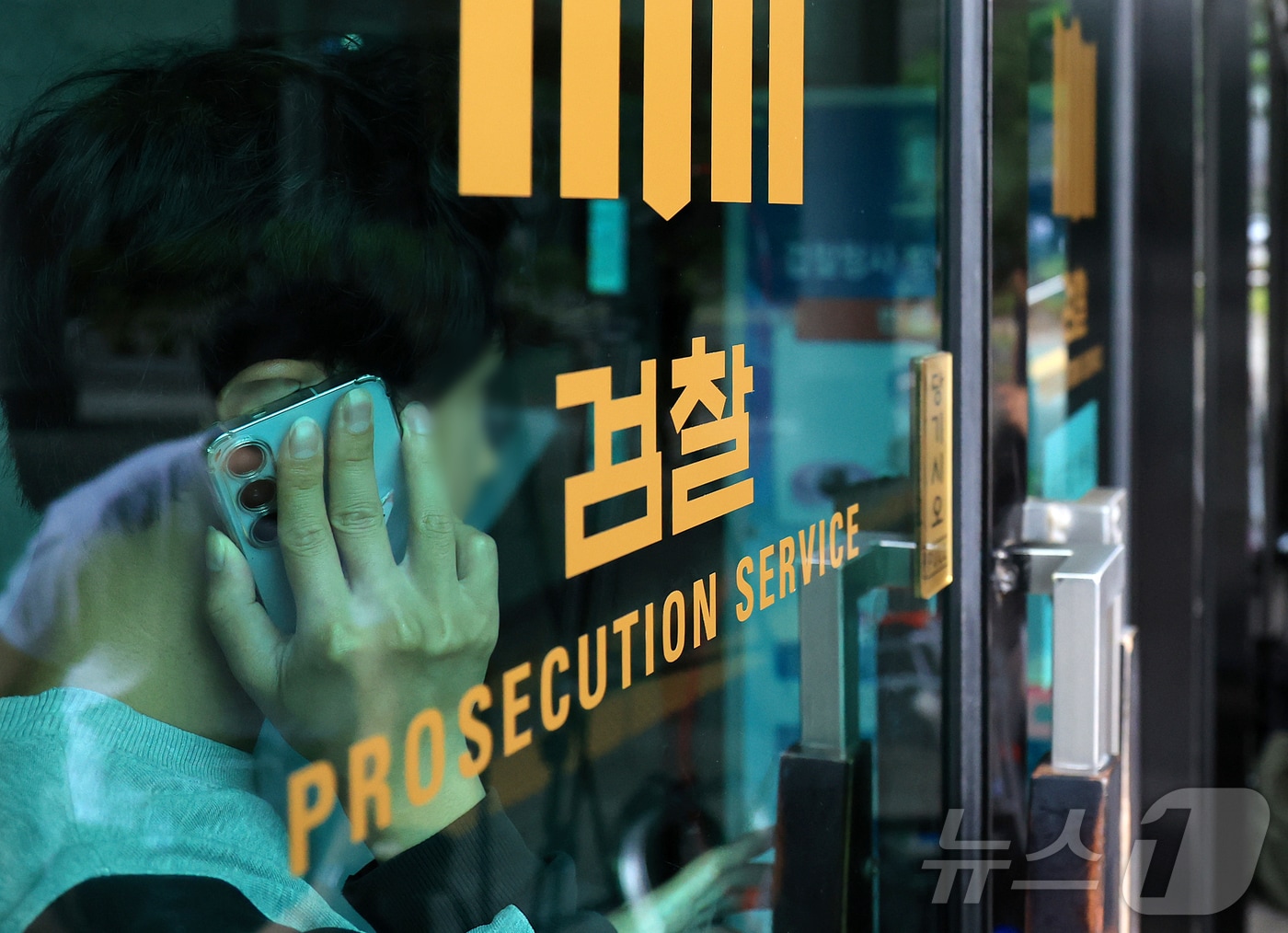 재구속 이후 12·3 비상계엄 관련 내란 사건을 수사하는 조은석 특별검사팀의 소환 조사에 불응하고 있는 윤석열 전 대통령 측이 법원에 구속적부심사를 청구했다. 특검의 구속 수사에 정면 대응에 나선 모양새로 심리는 오는 18일 오전 서울중앙지법에서 열린다. 사진은 이날 내란특검 사무실이 마련된 서울 서초구 서울고등검찰청. 2025.7.16/뉴스1 ⓒ News1 김진환 기자