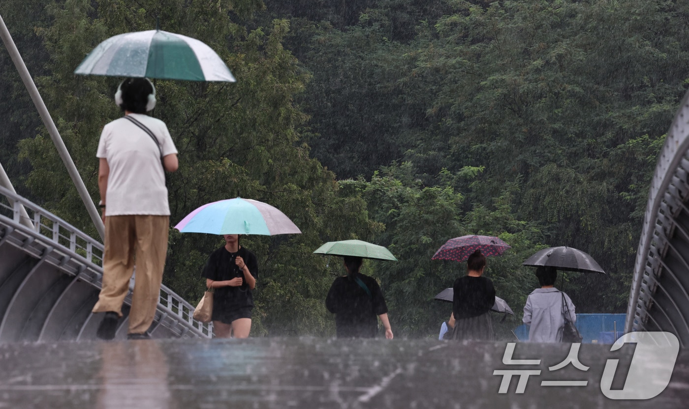 16일 오후 서울 서초구 반포동 일대에서 우산을 쓴 시민들이 내리는 비를 피해 걷고 있다. 2025.7.16/뉴스1 ⓒ News1 구윤성 기자