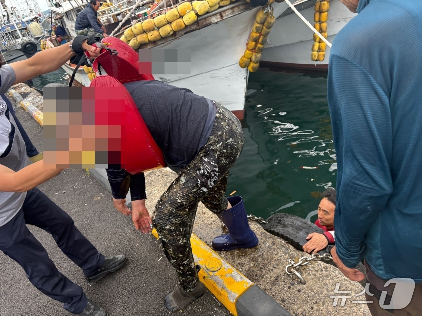 16일 오후 서귀포시 성산항에서 바다에 빠진 60대 남성이 구조되고 있다.(서귀포해양경찰서 제공. 재판매 및 DB 금지)