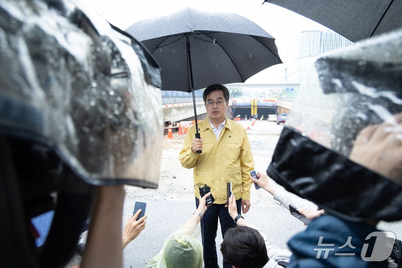 김동연 경기도지사가 16일 상습 침수 구역인 수원시 장안구 화산지하차도 연장공사 현장을 둘러본 뒤 취재진에 도의 선제적 예방 조치에 대해 설명하고 있다.(경기도 제공. 재판매 및 DB금지)