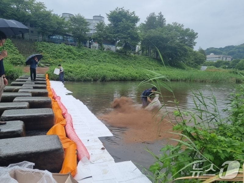 16일 오전 9시께 대전 유성구 어은동 한국항공우주연구원에서 항공유 약 100리터가 인근 탄동천으로 유출돼 유성구와 항우연이 방재작업에 나섰다.(유성구 제공) /뉴스1