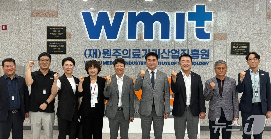 최혁진 무소속 비례대표 국회의원(왼쪽에서 여섯 번째)이 16일 강원 원주기업도시에 위치한 원주의료기기산업진흥원을 찾아 의료기기 산업 육성을 위한 정책 간담회를 가진 가운데, 이날 참석자들과 기념 사진을 촬영하고 있다. (최혁진 의원실 제공. 재판매 및 DB금지) 2025.7.16/뉴스1