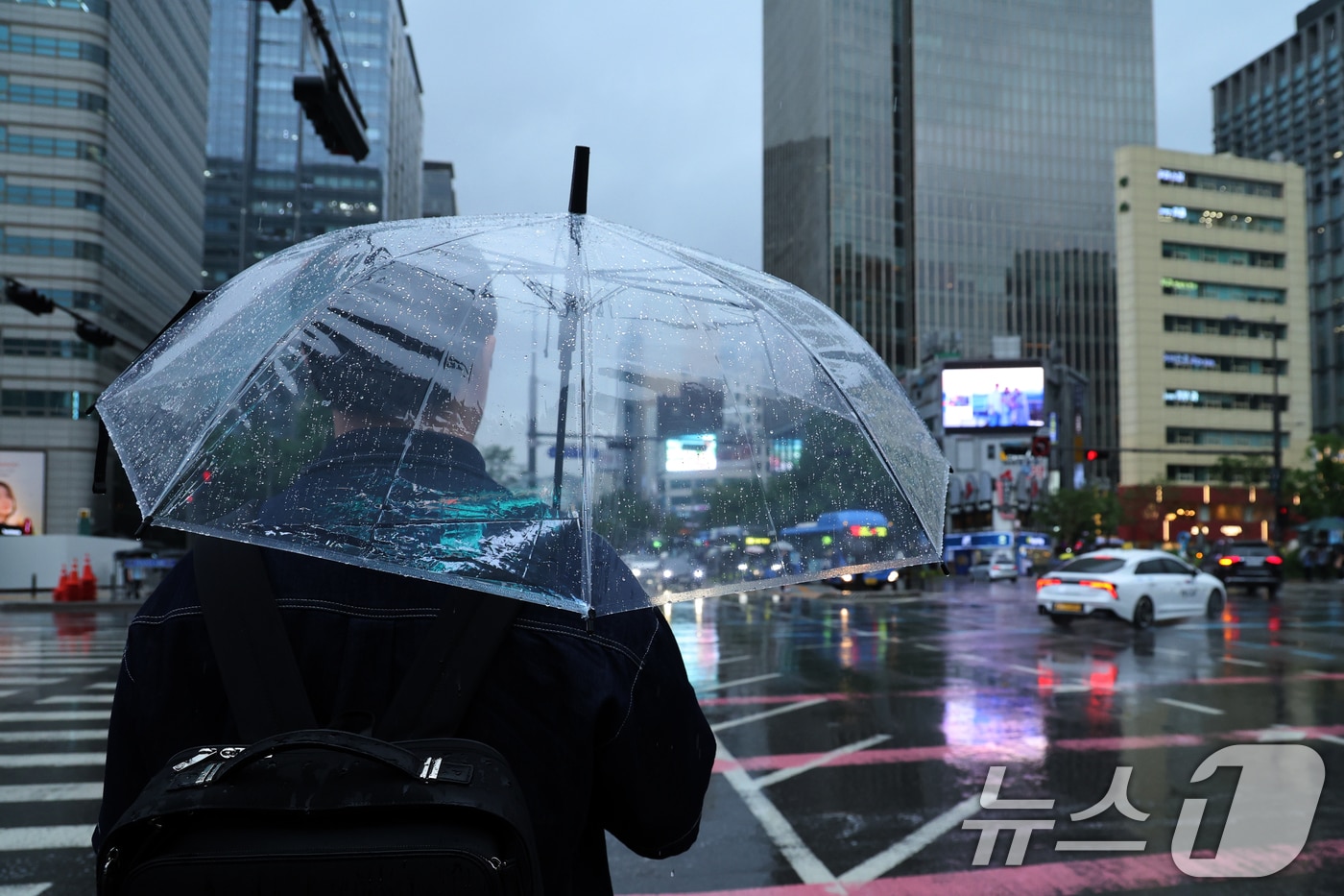 비가 내린 16일 오후 서울 종로구 광화문광장에서 우산을 쓴 시민들이 퇴근길 발걸음을 재촉하고 있다. 2025.7.16/뉴스1 ⓒ News1 황기선 기자