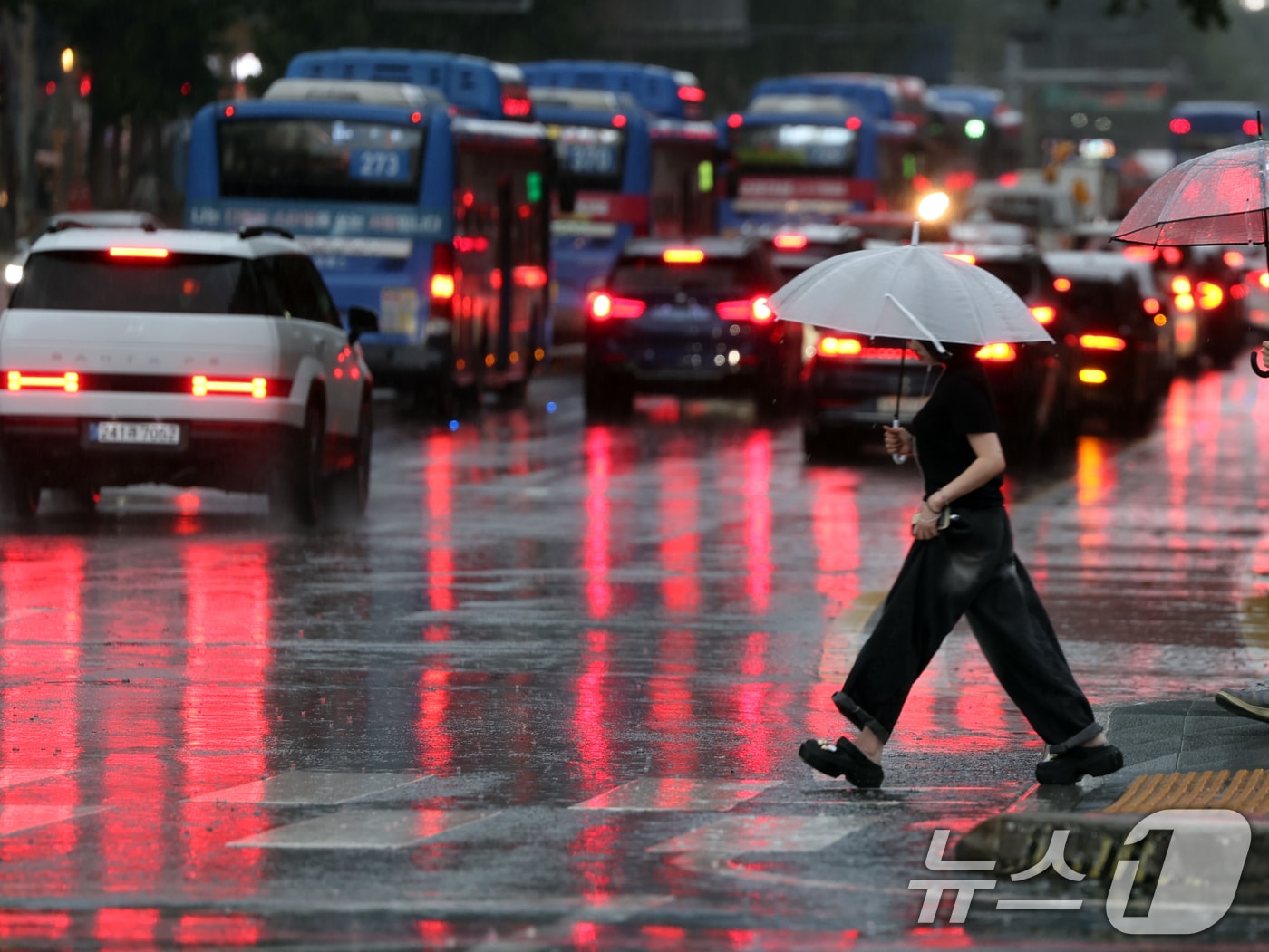 비가 내린 16일 오후 서울 종로구 광화문광장에서 우산을 쓴 시민들이 퇴근길 발걸음을 재촉하고 있다. 2025.7.16/뉴스1 ⓒ News1 황기선 기자