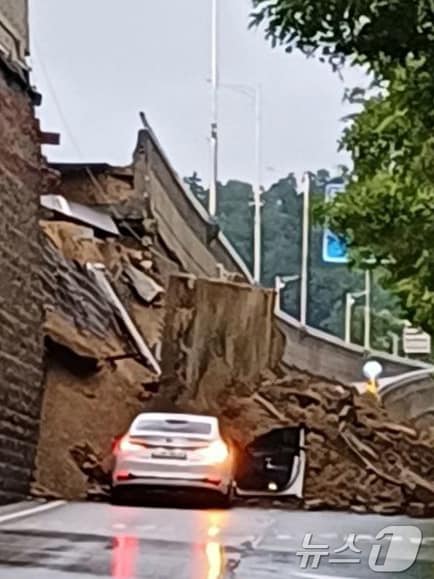 16일 오후 경기 오산 가장교차로 고가도로 옹벽이 폭우로 인해 붕괴, 차량 2대가 깔리는 사고가 발생했다. 사진은 이날 사고 현장의 모습. (경기도소방재난본부 제공. 재판매 및 DB 금지) 2025.7.16/뉴스1