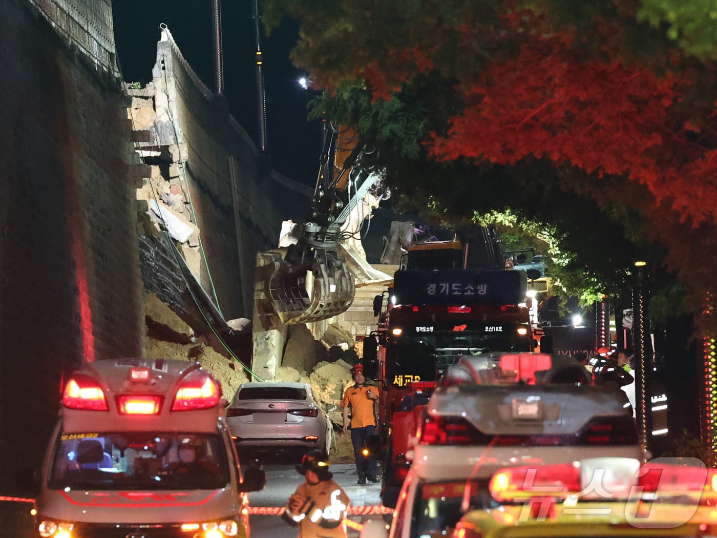 16일 오후 경기 오산시 가장교차로 고가도로 옹벽이 무너져 소방관들이 매몰된 차량을 구출하고 있다. 2025.7.16/뉴스1 ⓒ News1 김영운 기자