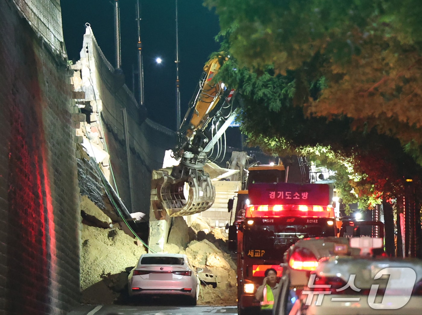 16일 오후 경기 오산시 가장교차로 고가도로 옹벽이 무너져 소방관들이 매몰된 차량구조작업을 하고 있다. 2025.7.16/뉴스1 ⓒ News1 김영운 기자