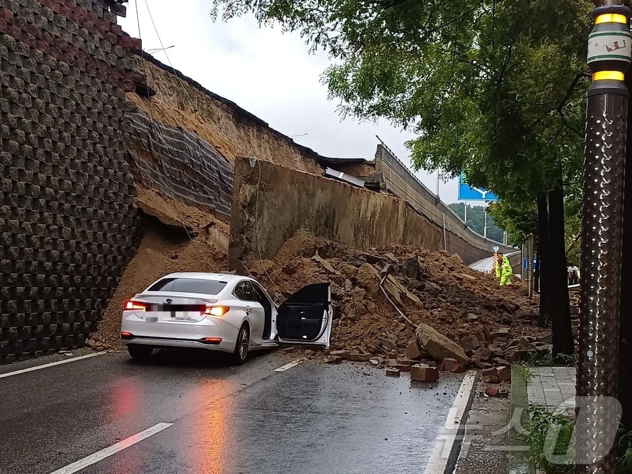 경기 오산시 가장교차로 고가도로 옹벽이 무너져 소방관들이 매몰된 차량 구조작업을 하고 있다. (경기도소방재난본부 제공. 재판매 및 DB 금지) /뉴스1 ⓒ News1 김기현 기자