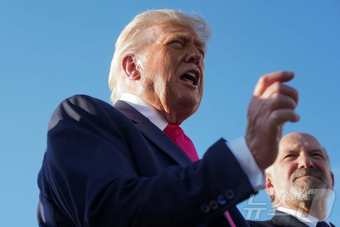 15일(현지시간) 미국 메릴랜드주 앤드루스 합동기지에 도착한 도널드 트럼프 미국 대통령이 취재진과 대화하고 있다. 2025.07.15. ⓒ 로이터=뉴스1 ⓒ News1 윤다정 기자