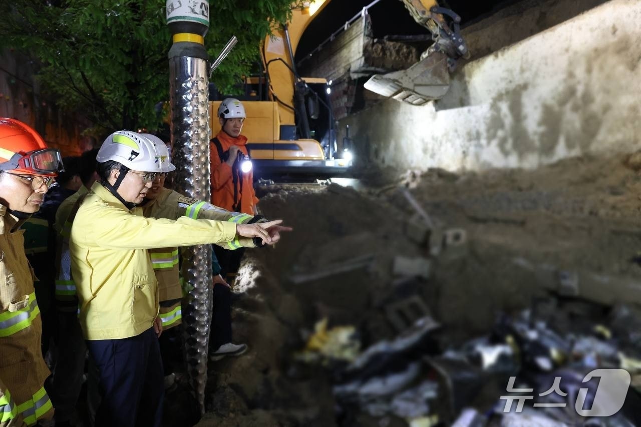 16일 오산 고가도로 옹벽 붕괴 사고 현장을 찾은 김동연 경기도지사.(경기도 제공. 재판매 및 DB금지)