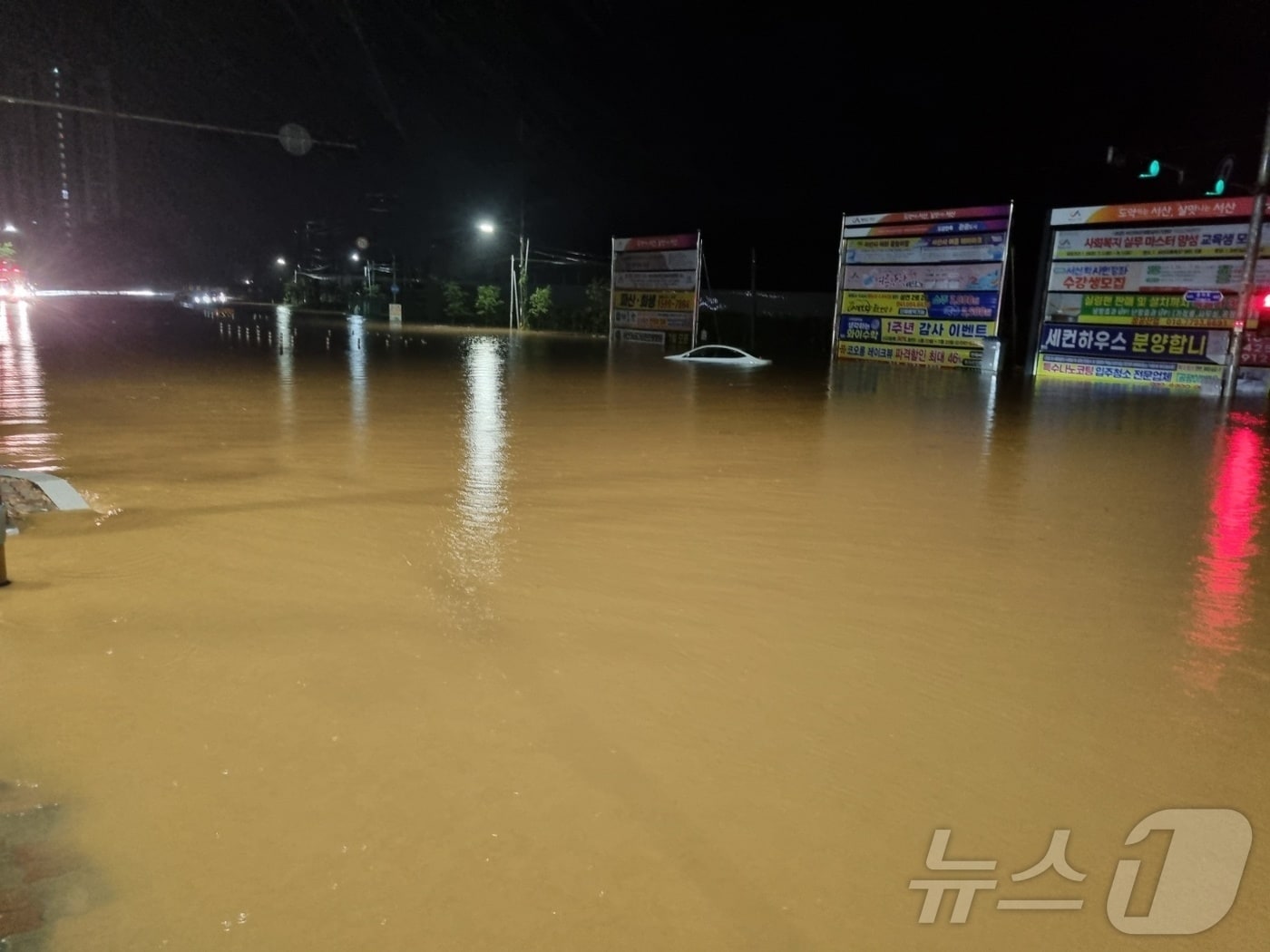 폭우가 쏟아진 17일 충남 서산 성연면 오사3거리의 헌 도로가 물에 잠겨 있다. (독자제공. 재판매 및 DB금지) 2025.7.17/뉴스1