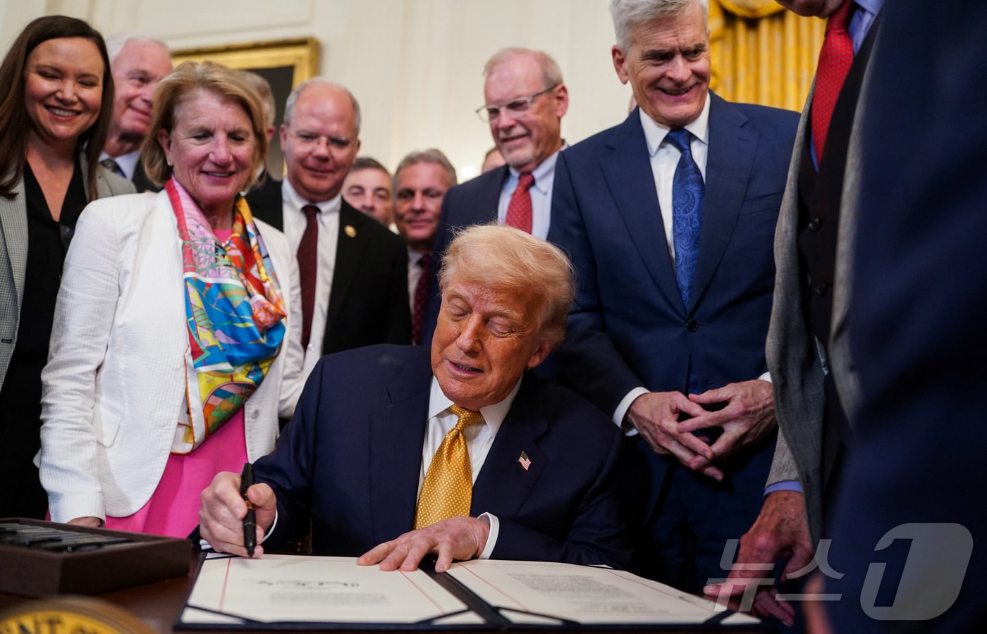 16일(현지시간) 도널드 트럼프 미국 대통령이 워싱턴 백악관에서 '펜타닐 퇴치법'(HALT Fentanyl Act)에 서명하고 있다. 2025.07.16 ⓒ 로이터=뉴스1 ⓒ News1 김지완 기자