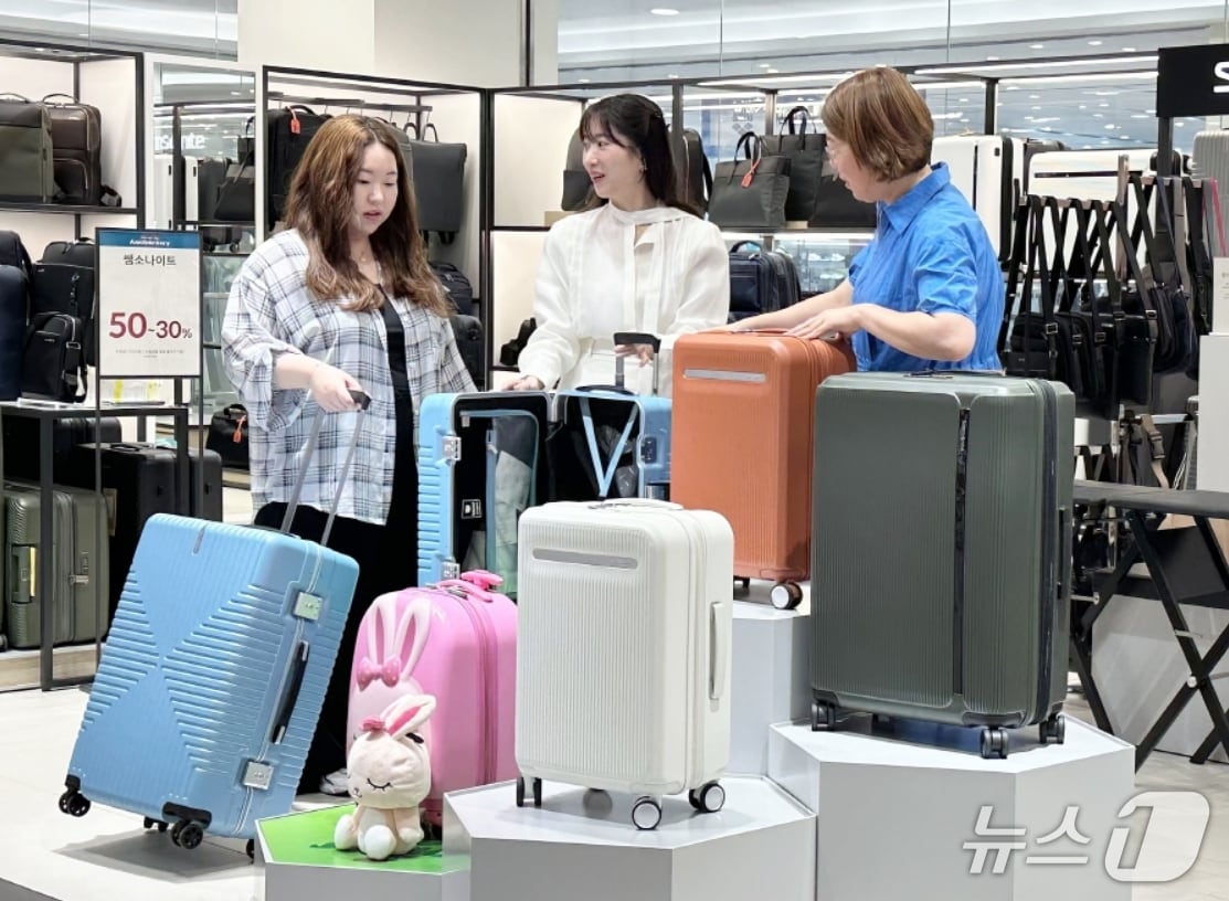롯데아울렛 대구 율하점은 개점 15주년을 맞아 이달 18~24일 '바캉스 특집전'을 진행한다. 사진은 율하점 2층 쌤소나이트 매장에서 직원들이 다양한 여행용 가방을 살펴보는 모습.(롯데백화점 제공. 재판매 및 DB 금지)