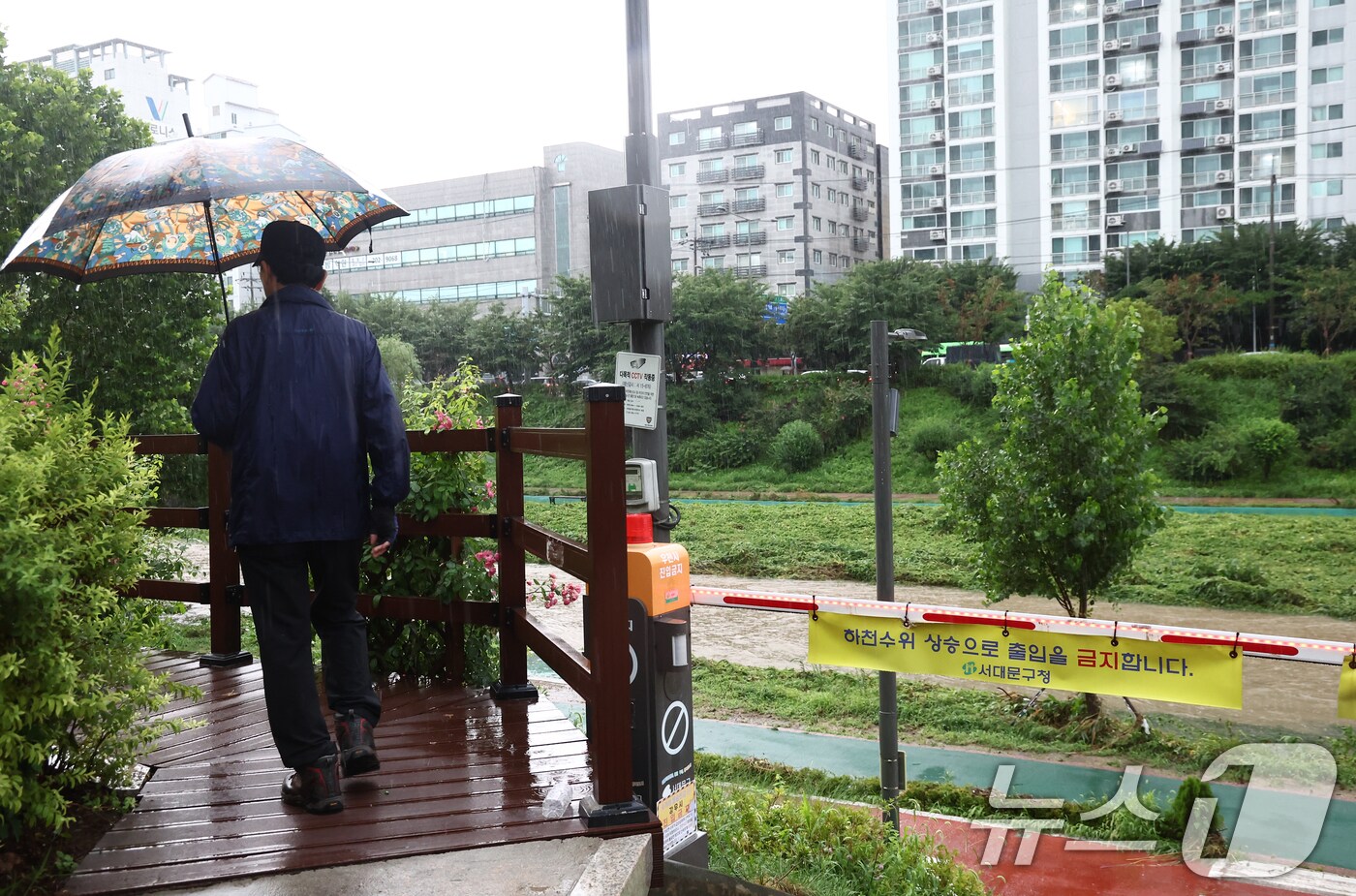 전국에 강한 비가 내리는 17일 오전 서울 서대문구 불광천 일대 하천 출입이 통제되고 있다. 앞서 서울시는 이날 오전 7시 기준 불광천, 홍제천, 청계천, 안양천 등 하천 29곳 출입을 통제한다고 밝혔다. 2025.7.17/뉴스1 ⓒ News1 김민지 기자