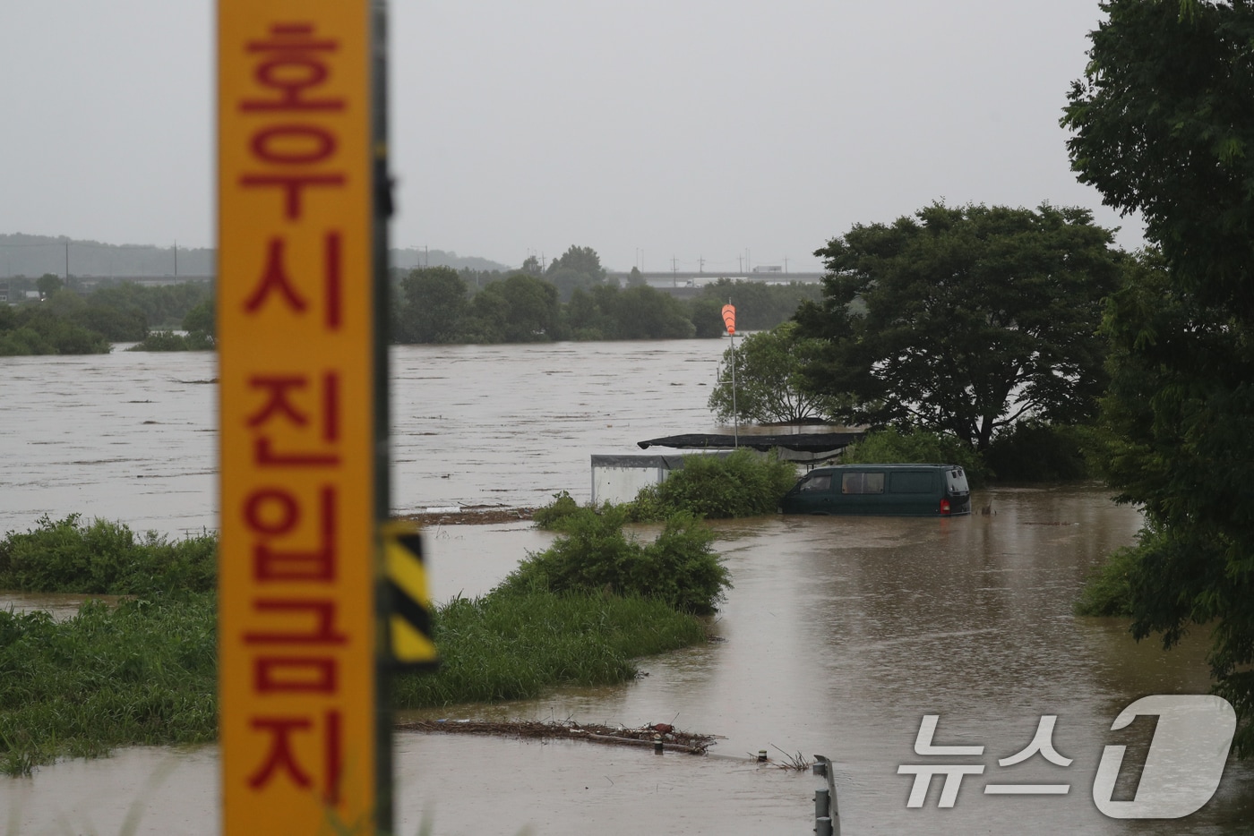 밤 사이 230㎜가 넘는 폭우가 쏟아진 17일 충북 청주시 미호강변에 차량 한 대가 침수돼 있다. 2025.7.17/뉴스1 ⓒ News1 김용빈 기자