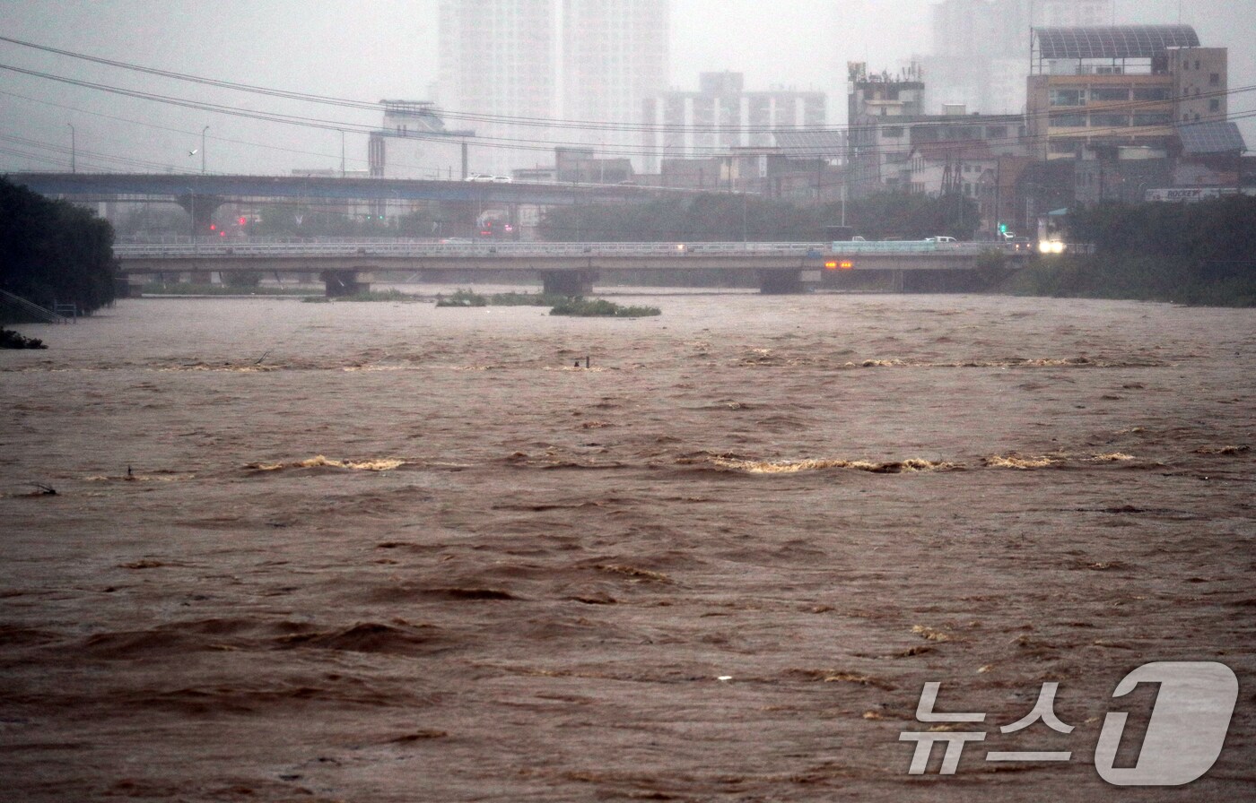 17일 충북 청주시 무심천 하상도로가 빗물에 잠겨있다. 밤사이 청주에는 230mm가 넘는 폭우가 내렸다. 2025.7.17/뉴스1 ⓒ News1 김용빈 기자