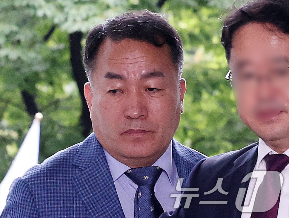 김계환 전 해병대 사령관이 2차 조사를 받기 위해 17일 서울 서초구 해병대원 순직사건 관련 의혹을 수사하는 순직해병특검팀 사무실로 출석하고 있다. 2025.7.17/뉴스1 ⓒ News1 박지혜 기자