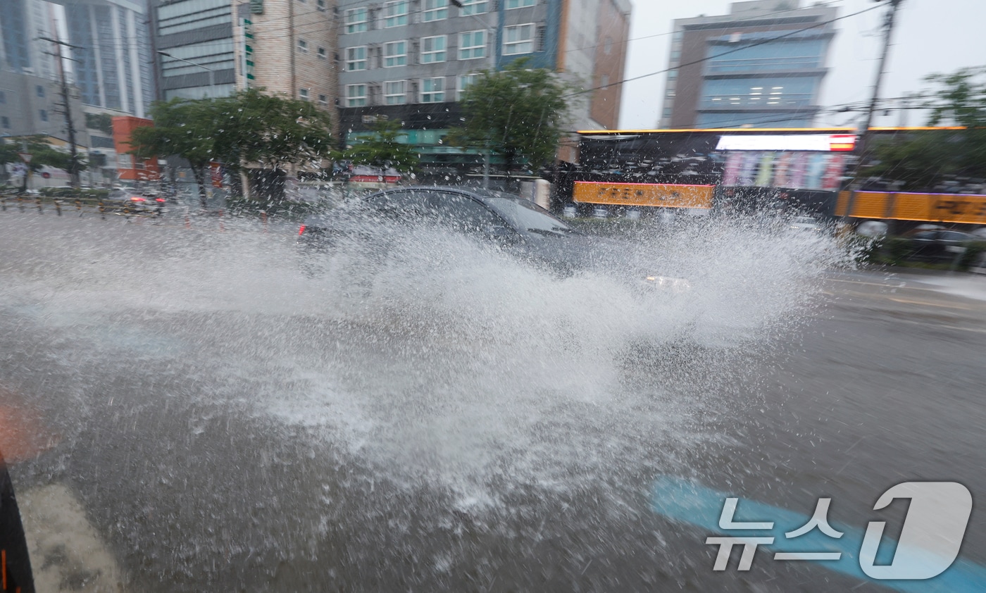17일 광주전남 일부지역에 호우경보가 발효중인가운데 서구 농성동 한도로에 빗물이 고여 차들이 서행하고 있다. ⓒ News1 김태성 기자