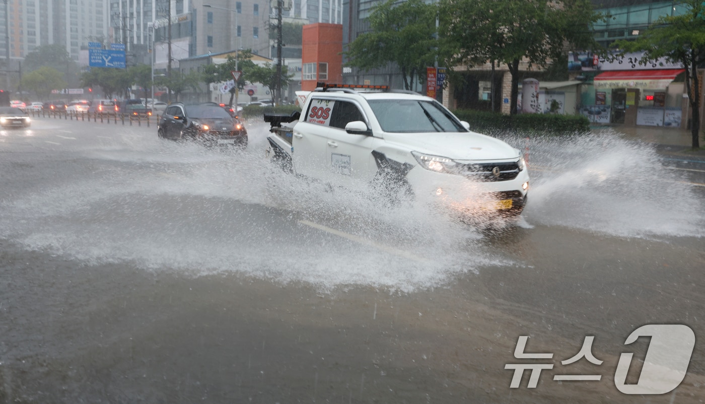 17일 광주 서구 농성동 한 도로에 빗물이 고여 차들이 서행하고 있다. 2025.7.17/뉴스1 ⓒ News1 김태성 기자