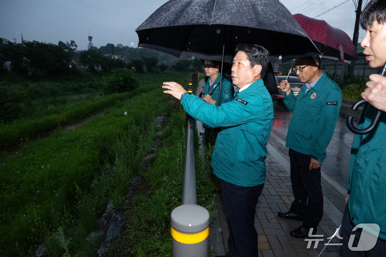 김창규 제천시장이 집중호우 대비 현장을 점검하고 있다.(제천시 제공. 재판매 및 DB금지)/뉴스1